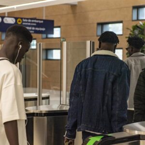 Quatorze migrants partent de Ceuta vers d'autres communautés autonomes