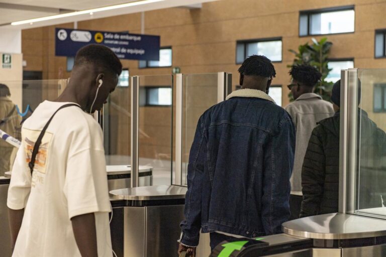 Quatorze migrants partent de Ceuta vers d'autres communautés autonomes