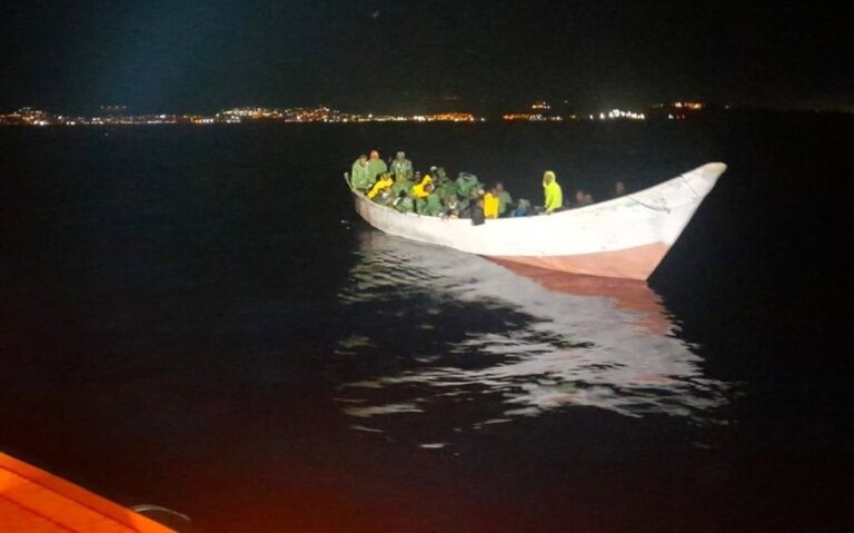 Huit migrants arrivent sur l'île de Lanzarote à bord d'un cayuco par leurs propres moyens
