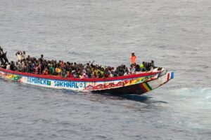 135 migrants secourus, dont un mineur, à bord d'une pirogue près de Gran Canaria