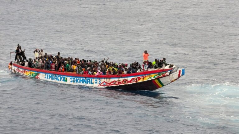 135 migrants secourus, dont un mineur, à bord d'une pirogue près de Gran Canaria