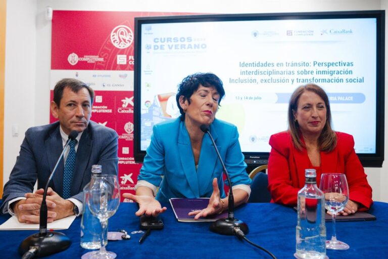 Saiz défend que l'intégration des immigrés commence « le jour de leur arrivée en Espagne », et non lorsqu'ils obtiennent les papiers