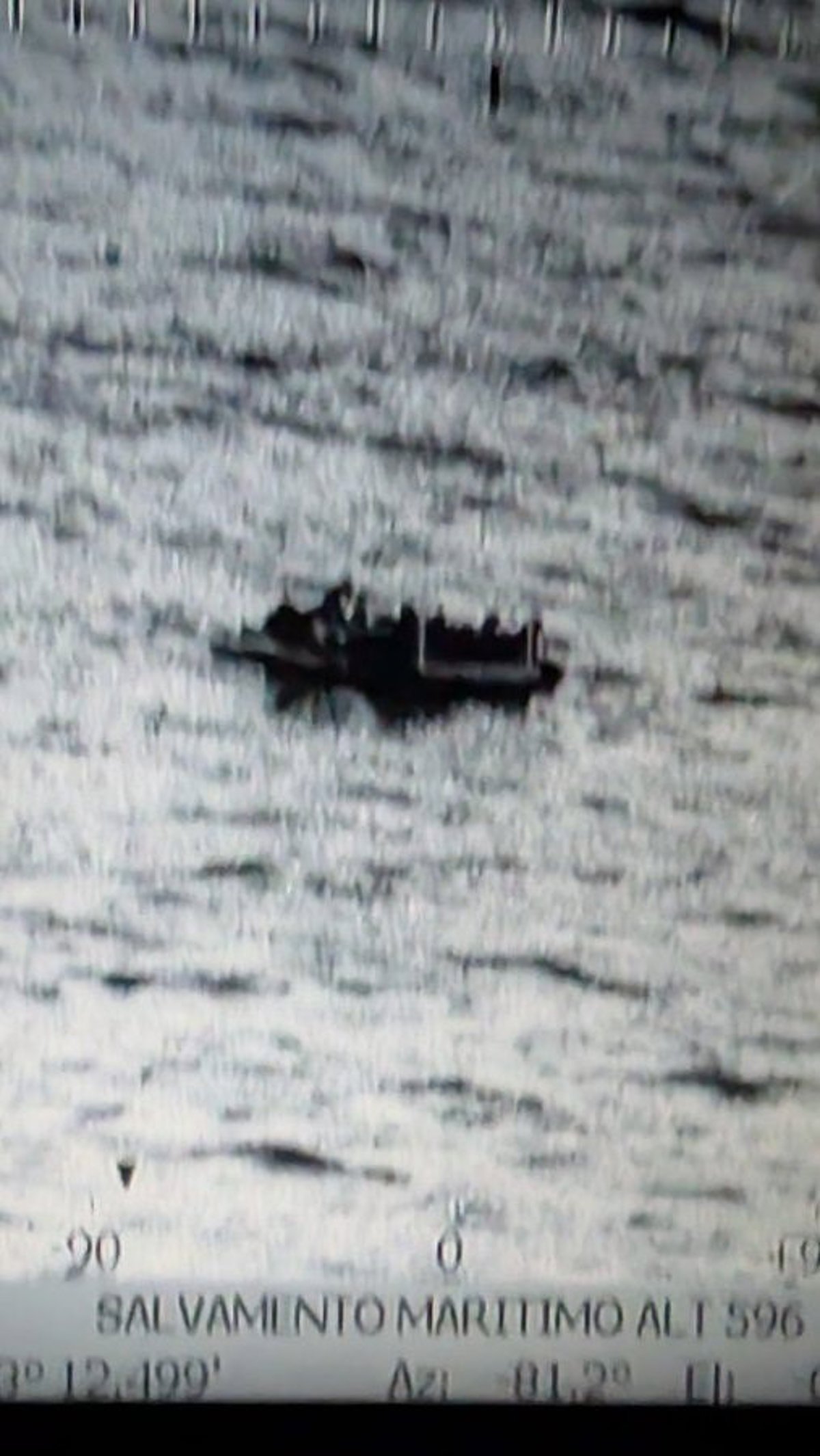 Ils sauvent un bateau à la dérive à l'est de Lanzarote avec 37 migrants à bord
