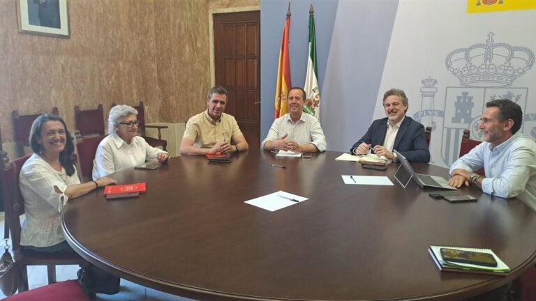 Le sous-délégué du Gouvernement et CCOO analysent l'impact de la régularisation des migrants sur le marché du travail d'Almería