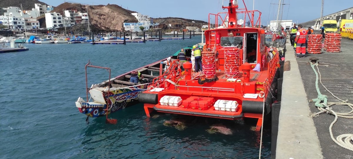 Une femme est décédée, un bébé évacué vers Tenerife et plusieurs hospitalisés après le sauvetage d'un canoë à El Hierro