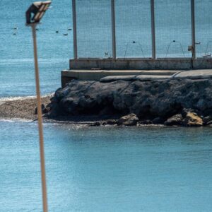 Plus de 1 500 migrants sont arrivés à Ceuta à la nage la semaine dernière et 400 campent aux portes du CETI