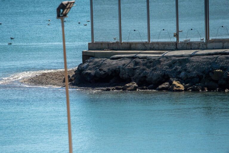 Plus de 1 500 migrants sont arrivés à Ceuta à la nage la semaine dernière et 400 campent aux portes du CETI