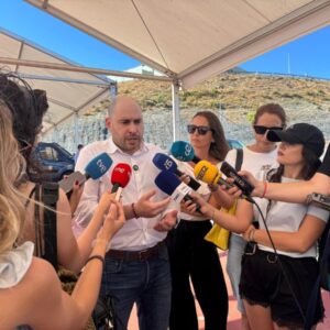 La Police Nationale commence le triage pour évaluer l'asile des migrants à Ceuta après l'entrée massive