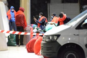 Deux transferts à l'hôpital après l'arrivée du cayuco à El Hierro avec 133 migrants recherchés depuis dimanche