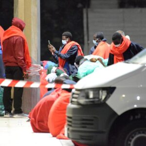 Deux transferts à l'hôpital après l'arrivée du cayuco à El Hierro avec 133 migrants recherchés depuis dimanche