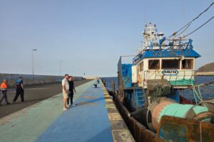 Le bateau de pêche volé arrivé à Fuerteventura avec des migrants à bord est retiré du port de Gran Tarajal