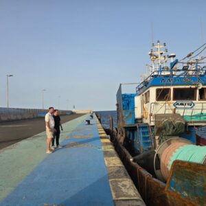 Le bateau de pêche volé arrivé à Fuerteventura avec des migrants à bord est retiré du port de Gran Tarajal