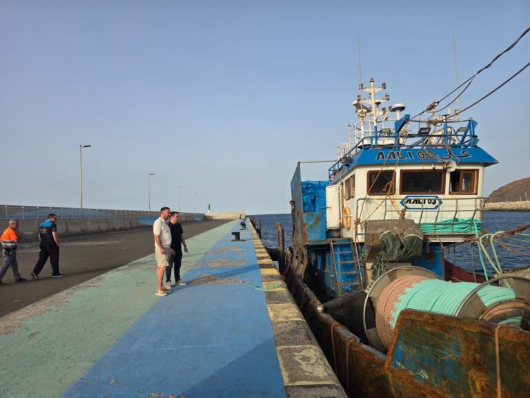 Le bateau de pêche volé arrivé à Fuerteventura avec des migrants à bord est retiré du port de Gran Tarajal