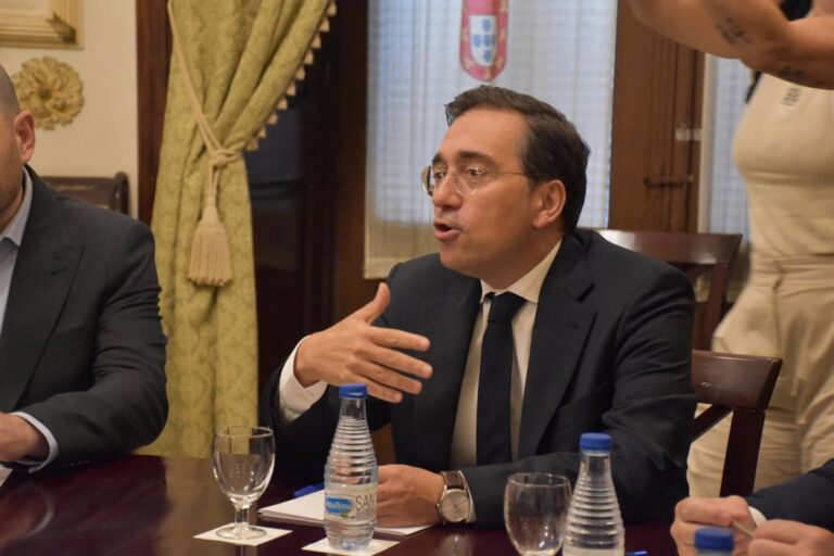 Albares qualifie de « frivoles » les critiques de l'Italie car Ceuta et Melilla constituent « la frontière la plus complexe au monde »