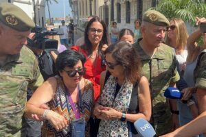 Une voisine de Ceuta s'effondre devant Robles et lui fait part de sa peur : « Nous nous sommes sentis maltraités »