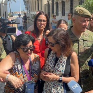 Une voisine de Ceuta s'effondre devant Robles et lui fait part de sa peur : « Nous nous sommes sentis maltraités »