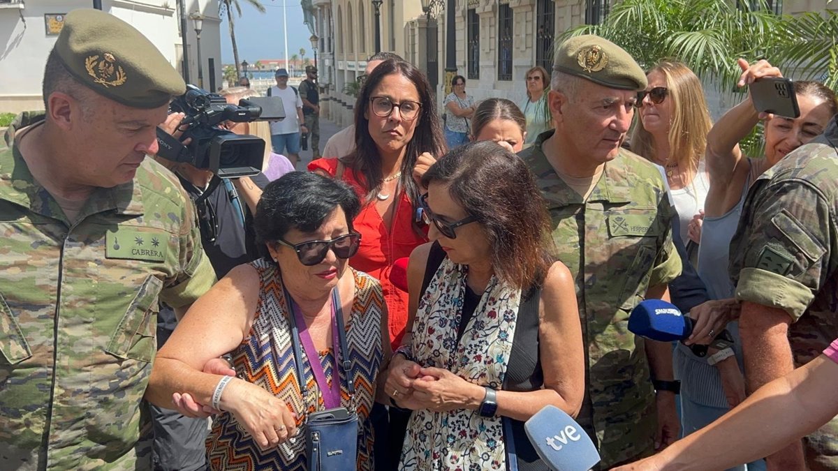 Une voisine de Ceuta s'effondre devant Robles et lui fait part de sa peur : "Nous nous sommes sentis maltraités"