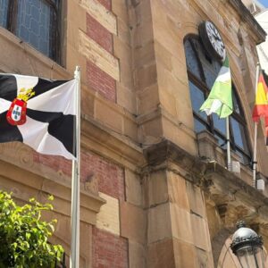 Algésiras (Cadix) hisse le drapeau de Ceuta dans sa mairie en solidarité avec la ville autonome
