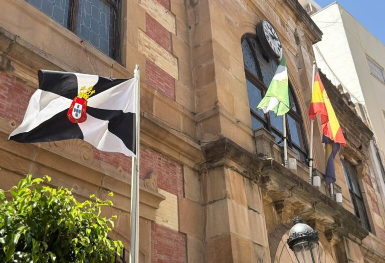 Algésiras (Cadix) hisse le drapeau de Ceuta dans sa mairie en solidarité avec la ville autonome