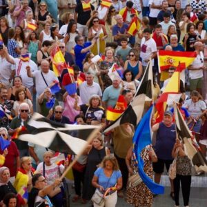 Des centaines d'habitants de Melilla se rassemblent devant l'Assemblée pour soutenir Ceuta et son hispanité après la crise migratoire
