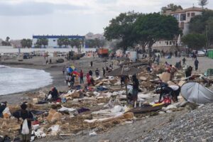 Des centaines de migrants retournent au village balnéaire d'El Trampolín à Ceuta et le nettoyage est suspendu