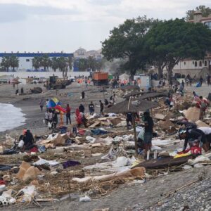 Des centaines de migrants retournent au village balnéaire d'El Trampolín à Ceuta et le nettoyage est suspendu
