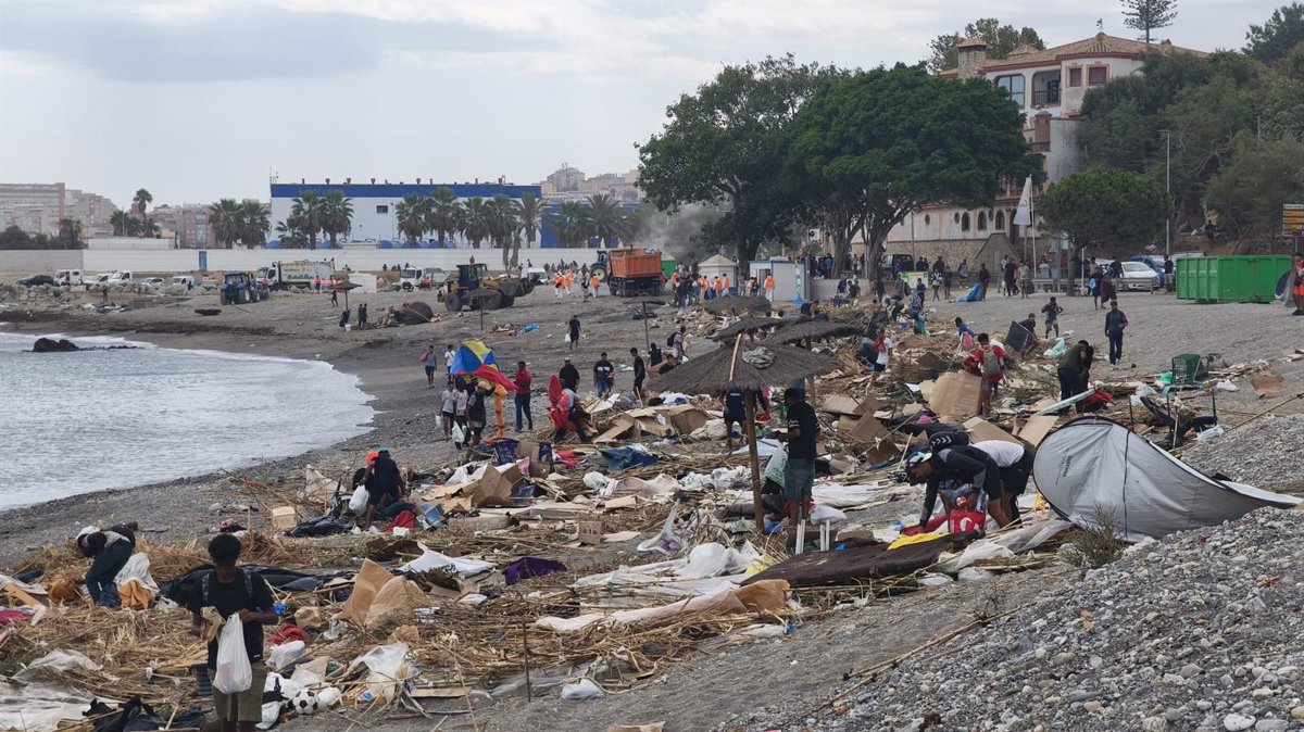 Des centaines de migrants retournent au village balnéaire d'El Trampolín à Ceuta et le nettoyage est suspendu