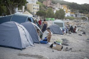 Les immigrés occupent à nouveau la plage El Trampolín de Ceuta après avoir été expulsés pour nettoyage