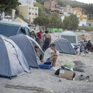 Les immigrés occupent à nouveau la plage El Trampolín de Ceuta après avoir été expulsés pour nettoyage