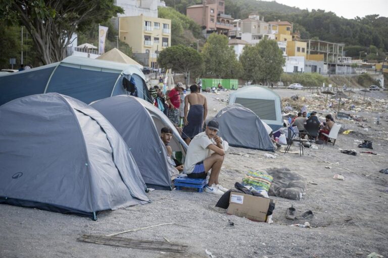 Les immigrés occupent à nouveau la plage El Trampolín de Ceuta après avoir été expulsés pour nettoyage