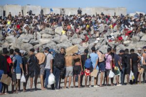 Saiz évite de donner des chiffres sur les migrants à Ceuta et défend les lieux d'accueil : « Ce ne sont pas des entrepôts pour les gens »