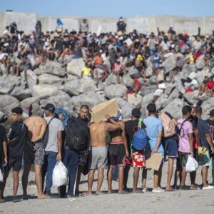 Saiz évite de donner des chiffres sur les migrants à Ceuta et défend les lieux d'accueil : « Ce ne sont pas des entrepôts pour les gens »