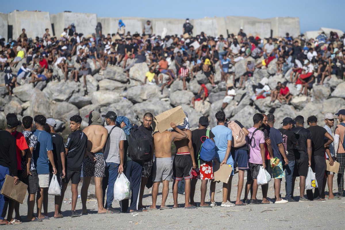 Saiz évite de donner des chiffres sur les migrants à Ceuta et défend les lieux d'accueil : "Ce ne sont pas des entrepôts pour les gens"