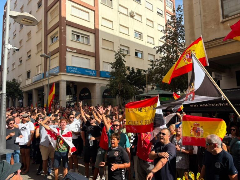 Des centaines d'habitants de Ceuta manifestent contre la gestion de la crise migratoire par le gouvernement