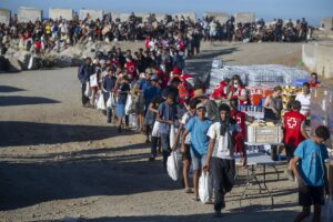 La Police utilise des gaz lacrymogènes lors de la distribution de nourriture aux migrants sur la plage Trampolín de Ceuta