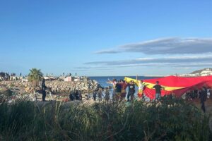 La police charge les manifestants à Ceuta après avoir incendié des campements de migrants sur la plage