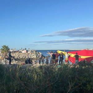 La police charge les manifestants à Ceuta après avoir incendié des campements de migrants sur la plage