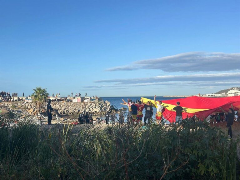 La police charge les manifestants à Ceuta après avoir incendié des campements de migrants sur la plage