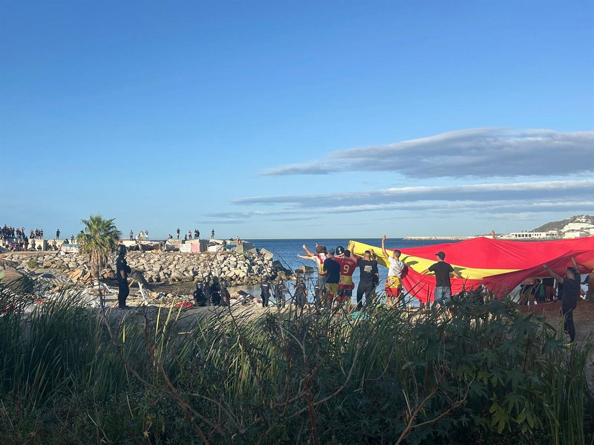 La police charge les manifestants à Ceuta après avoir incendié des campements de migrants sur la plage