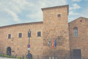 Estrémadure exhorte le gouvernement à renvoyer les mineurs de Ceuta dans leur pays pour défendre leurs intérêts et ceux de leurs parents