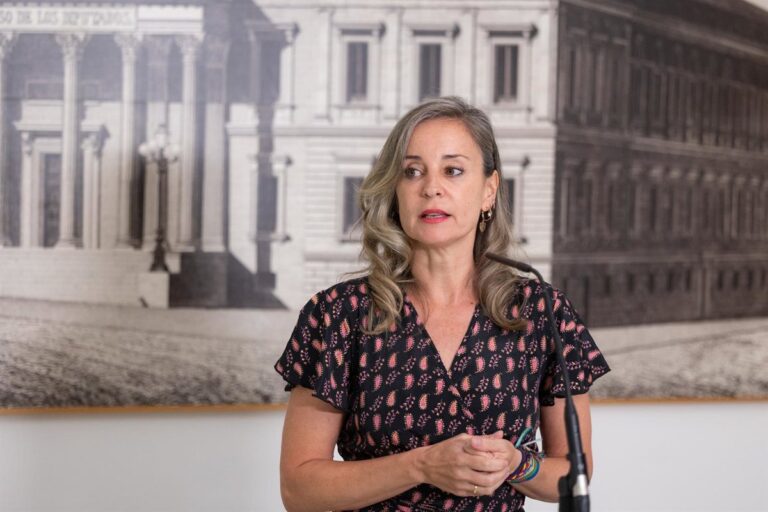 Sumar fait pression sur le PSOE pour qu'il transfère les migrants de Ceuta vers la péninsule et accuse PP et Vox de « faire preuve de haine »
