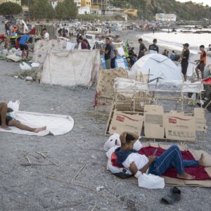 Une ONG allemande aide les migrants de Ceuta à recharger leurs téléphones grâce à des générateurs et des bornes de recharge à El Trampolín