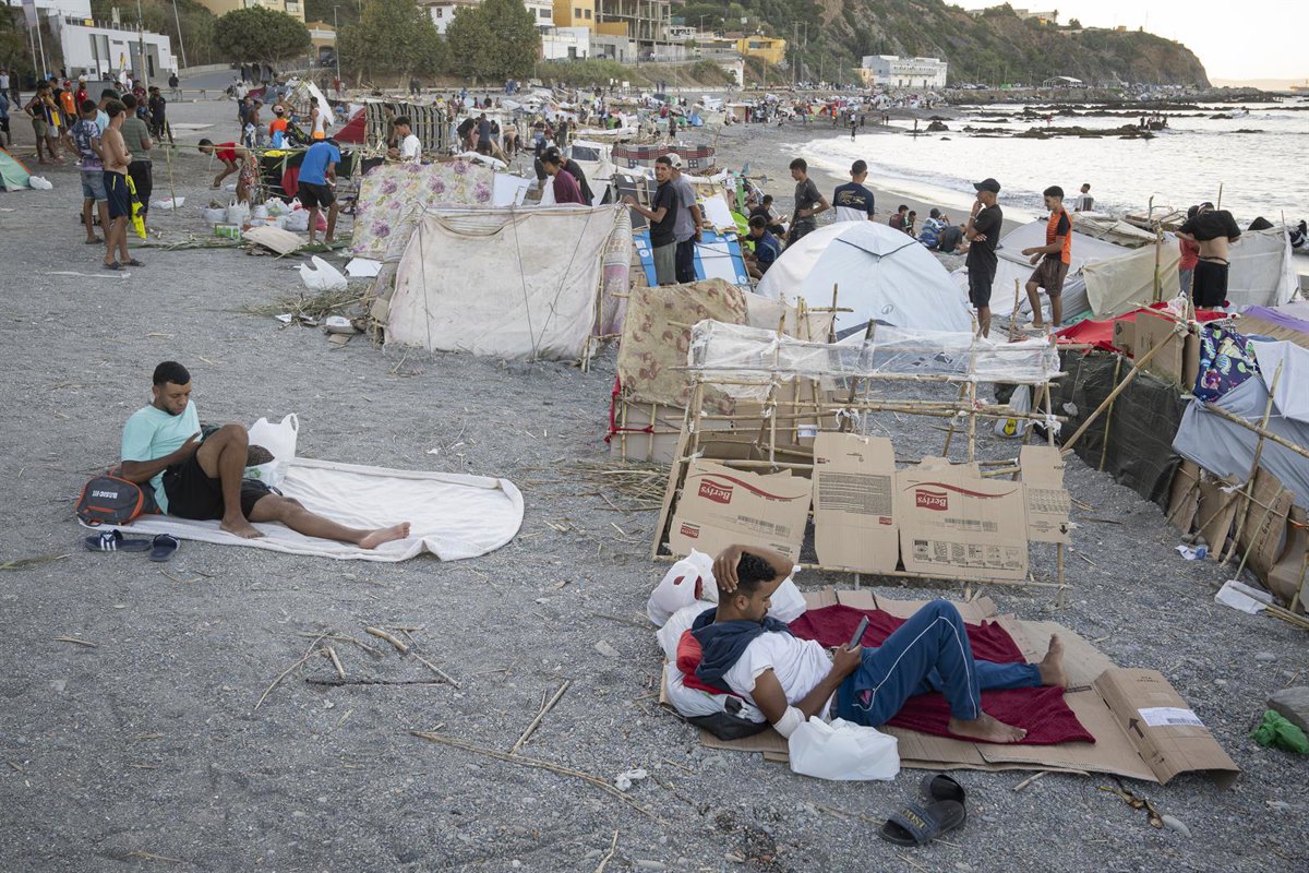 Une ONG allemande aide les migrants de Ceuta à recharger leurs téléphones grâce à des générateurs et des bornes de recharge à El Trampolín