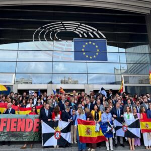 Des centaines de personnes se rassemblent devant le Parlement européen pour soutenir Ceuta : « Ceuta n'est pas à vendre, Ceuta se défend »