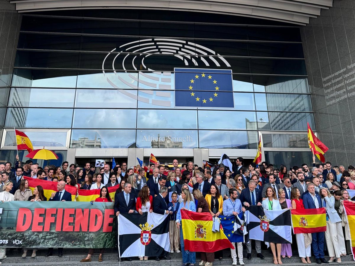 Des centaines de personnes se rassemblent devant le Parlement européen pour soutenir Ceuta : « Ceuta n'est pas à vendre, Ceuta se défend »