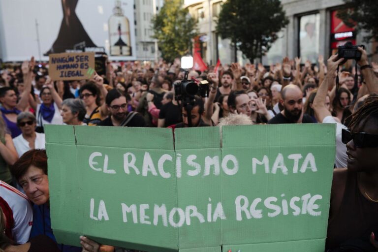 Des centaines de personnes crient contre le racisme à Madrid, Barcelone et Santiago : « Il n'y a pas trop de migrants, il y a trop de fascistes »