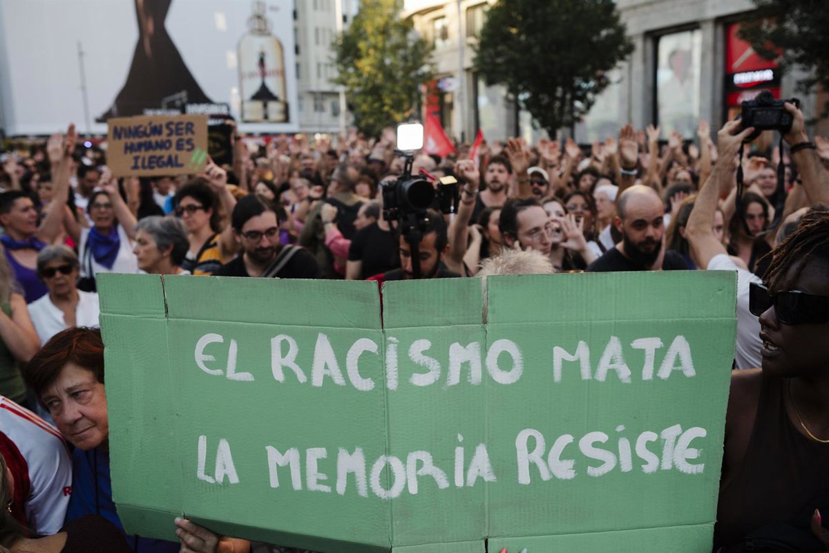Des centaines de personnes crient contre le racisme à Madrid, Barcelone et Santiago : "Il n'y a pas trop de migrants, il y a trop de fascistes"