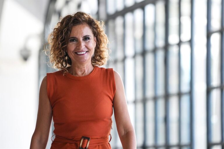 Montero critique le fait que Moreno « ne garantit pas » la gratuité des services de garde de 0 à 1 an et « rend les services complémentaires plus chers »