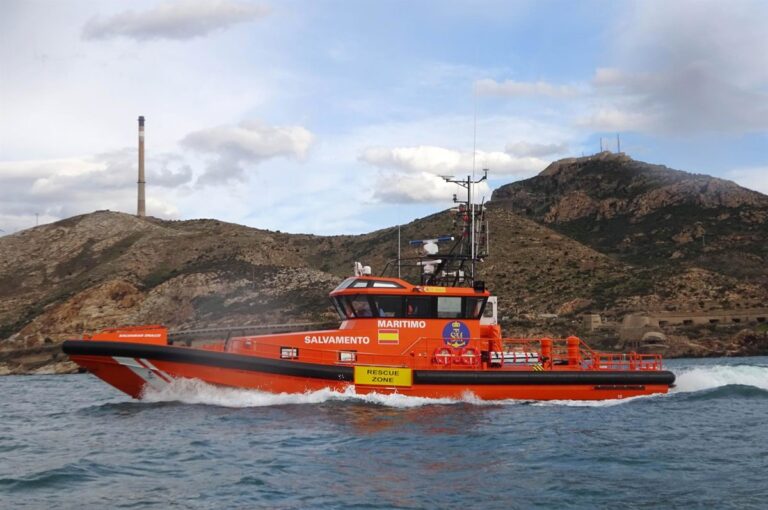 Maritime Rescue sauve 19 immigrants dans un bateau à la dérive à Cabo de Palos