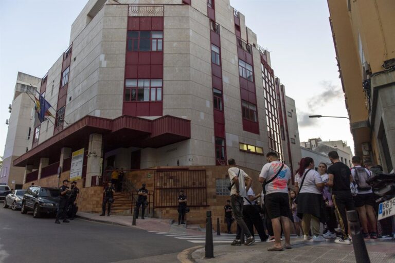 Le tribunal de Ceuta ouvre une procédure pour prétendue distribution d'objets et admet la plainte de Hazte Oír contre le délégué